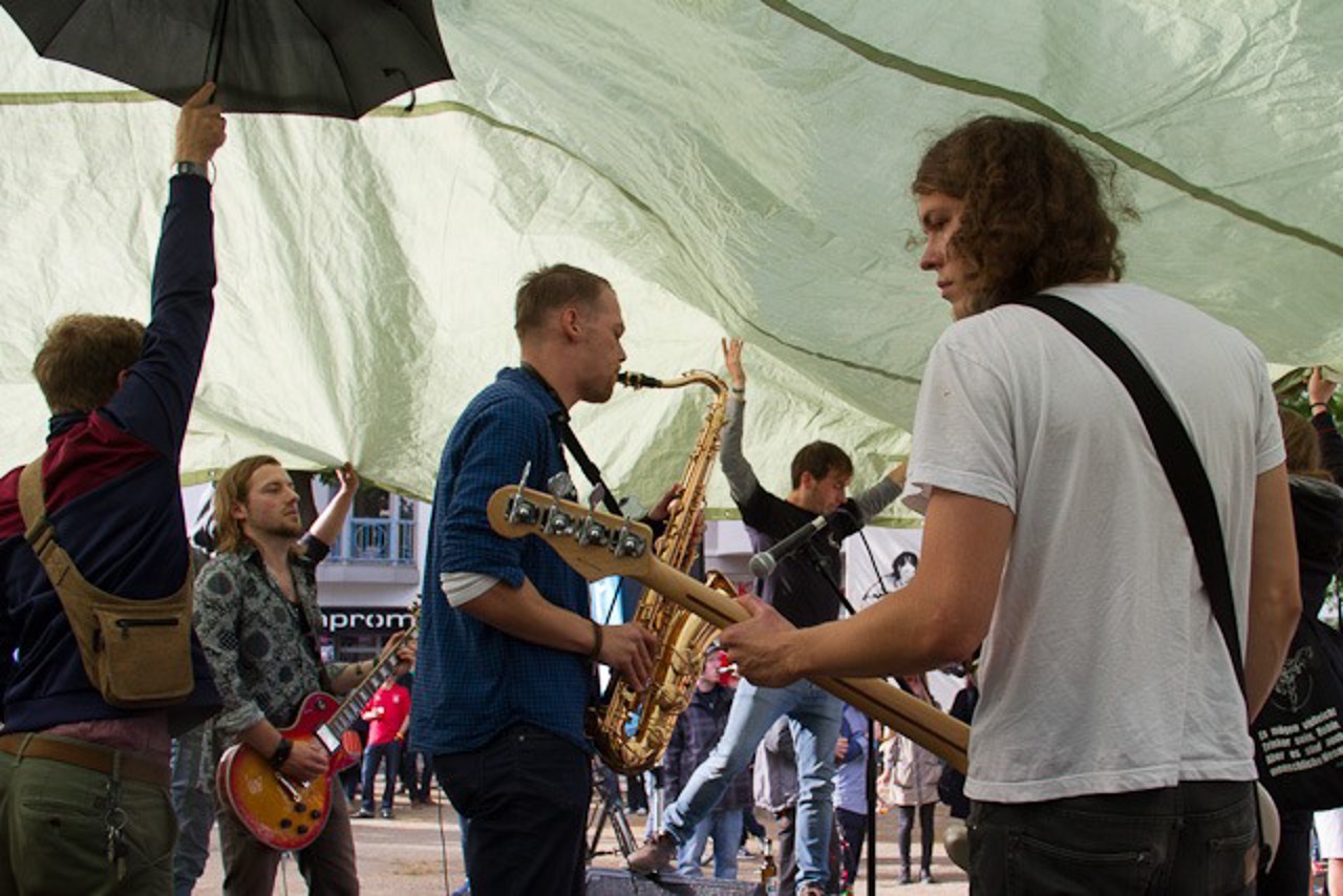 Ein kurzer Schauer auf der Open-Air-Bühne und Bison spielen ganz lässig unter dem improvisierten Dach weiter.