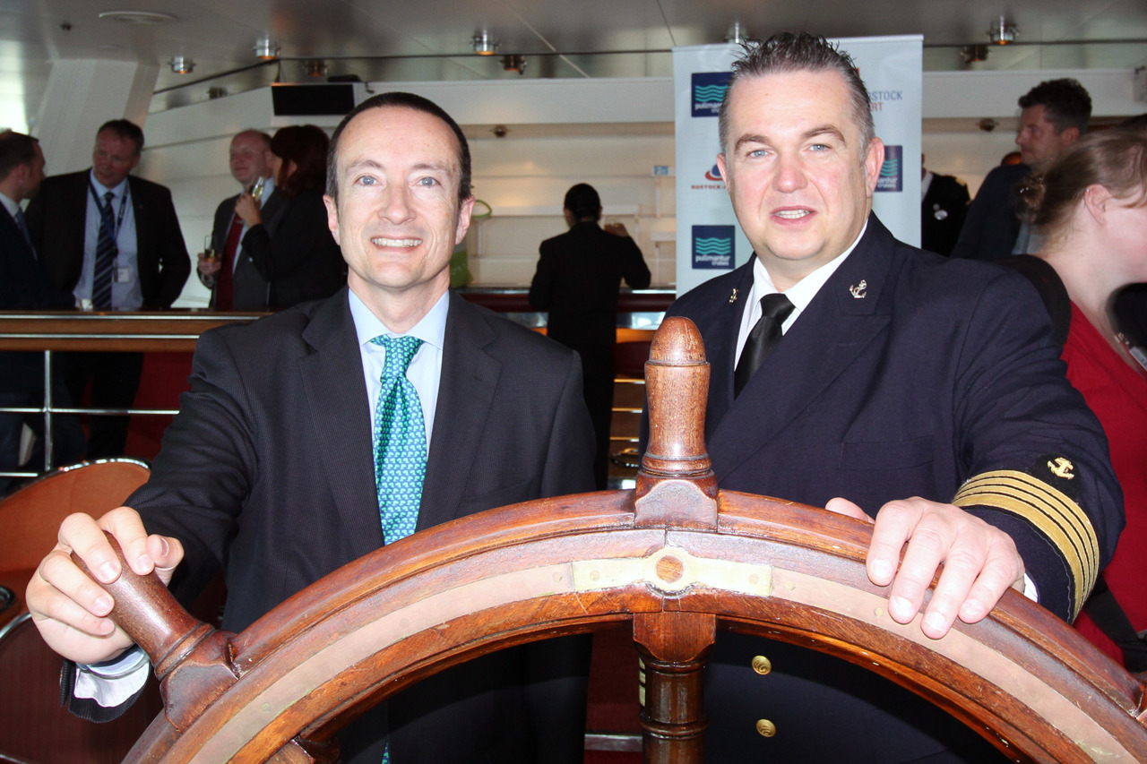 Kapitän Arkadiusz Branka (rechts) und José Blanco, Vizepräsident von Grupo Pullmantur, am „Steuerrad“ des Kreuzfahrtschiffes „Monarch“ in Rostock