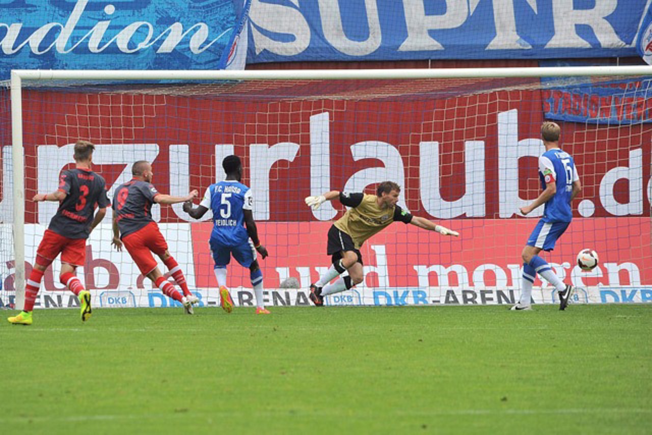 Simon Brandstetter bringt Rot-Weiß Erfurt gegen Hansa Rostock mit 1:0 in Führung