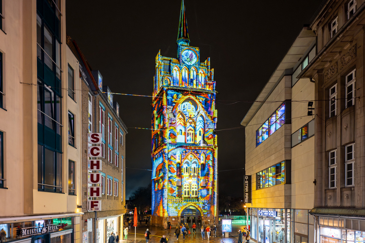 Illuminiertes Kröpeliner Tor bei der Lichtwoche 2024 in Rostock