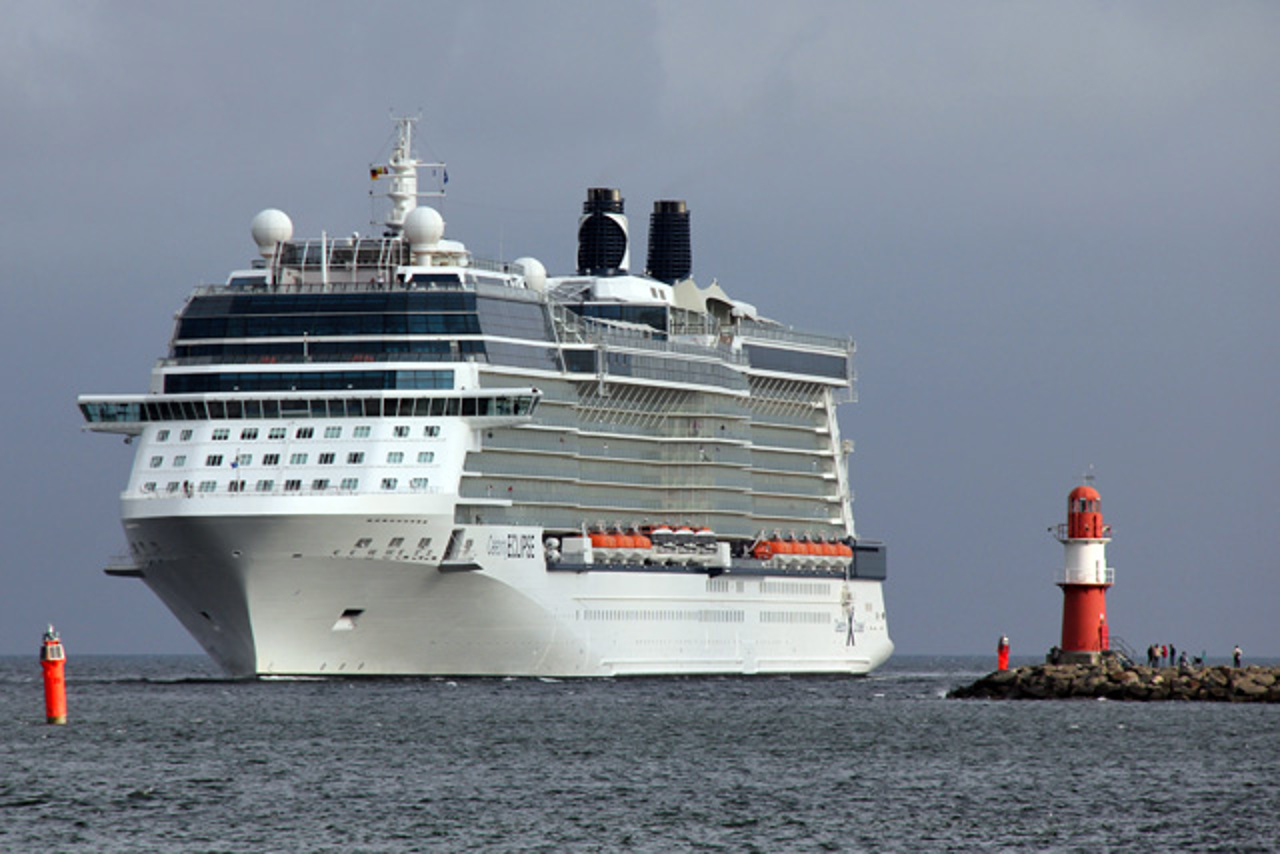 Celebrity Eclipse im Warnemünder Seekanal