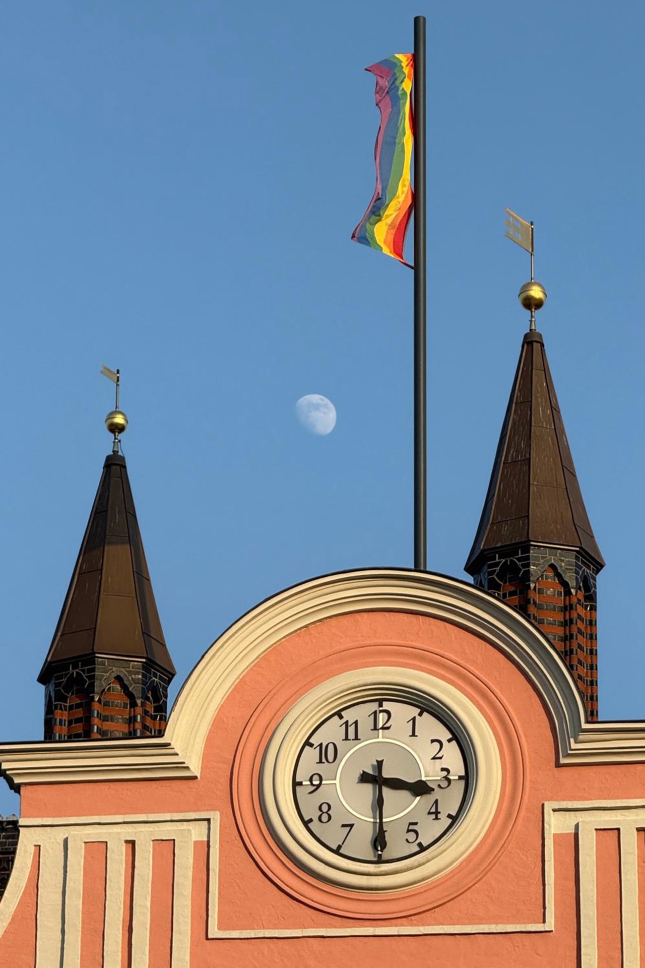 Regenbogenfahne auf dem Rathaus Rostock