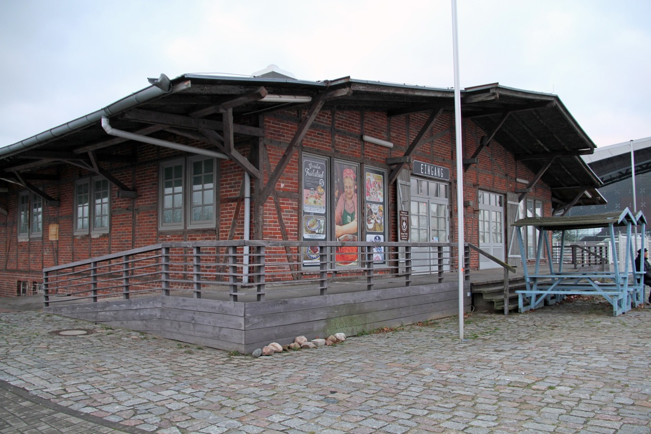 Ein drei mal zwei Meter großes Fassadenelement soll erhalten und vor dem Warnemünde Cruise Center aufgestellt werden (Foto: Archiv)
