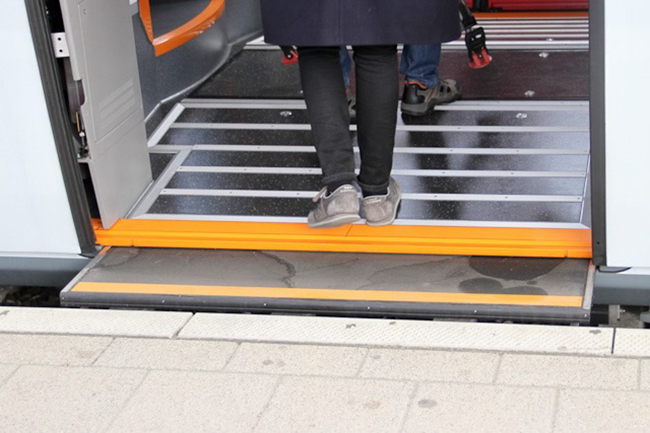 Bevor sich die Türen öffnen, muss die Stufe ausgefahren werden.