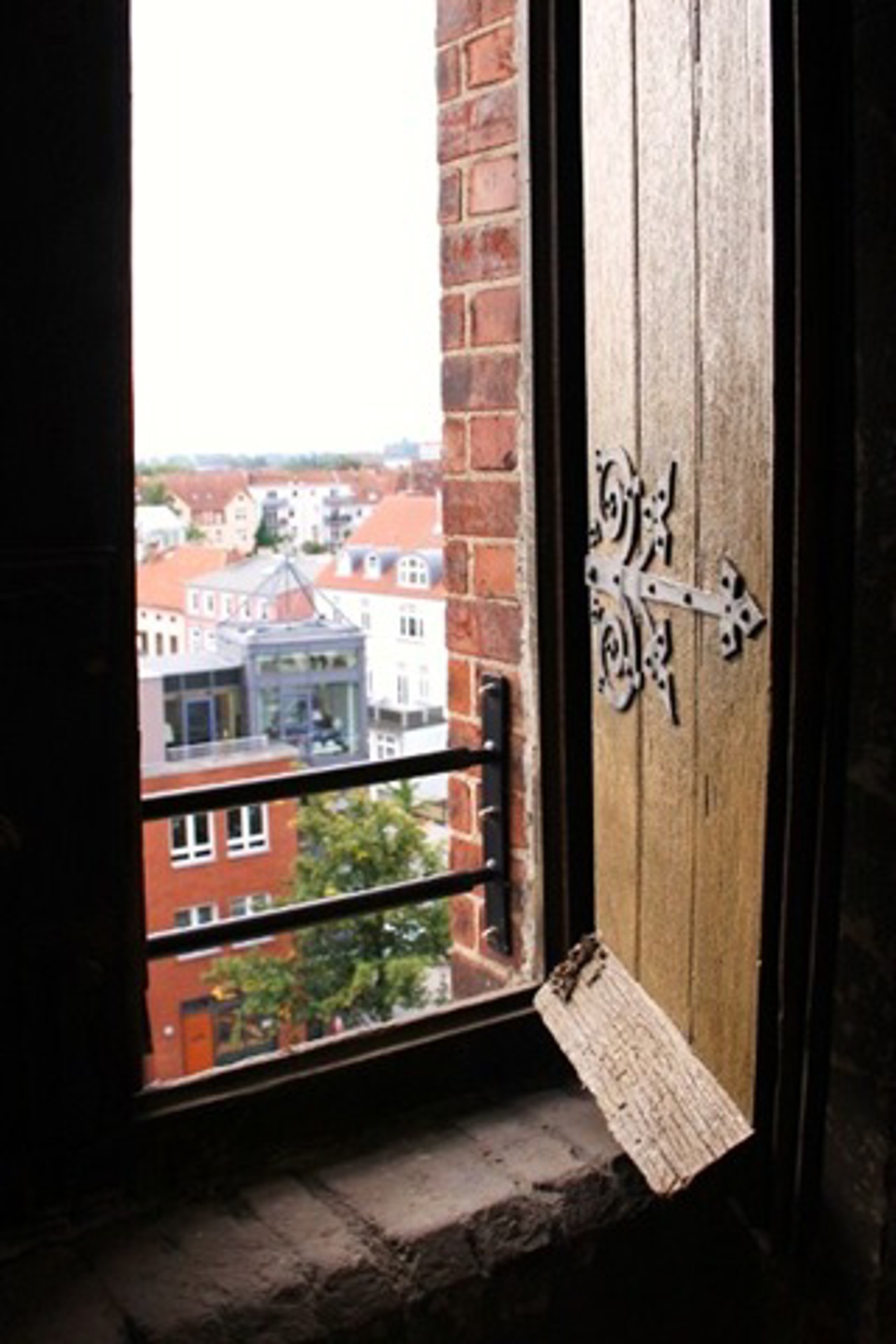 Blick aus dem Kirchturmfenster in Warnemünde