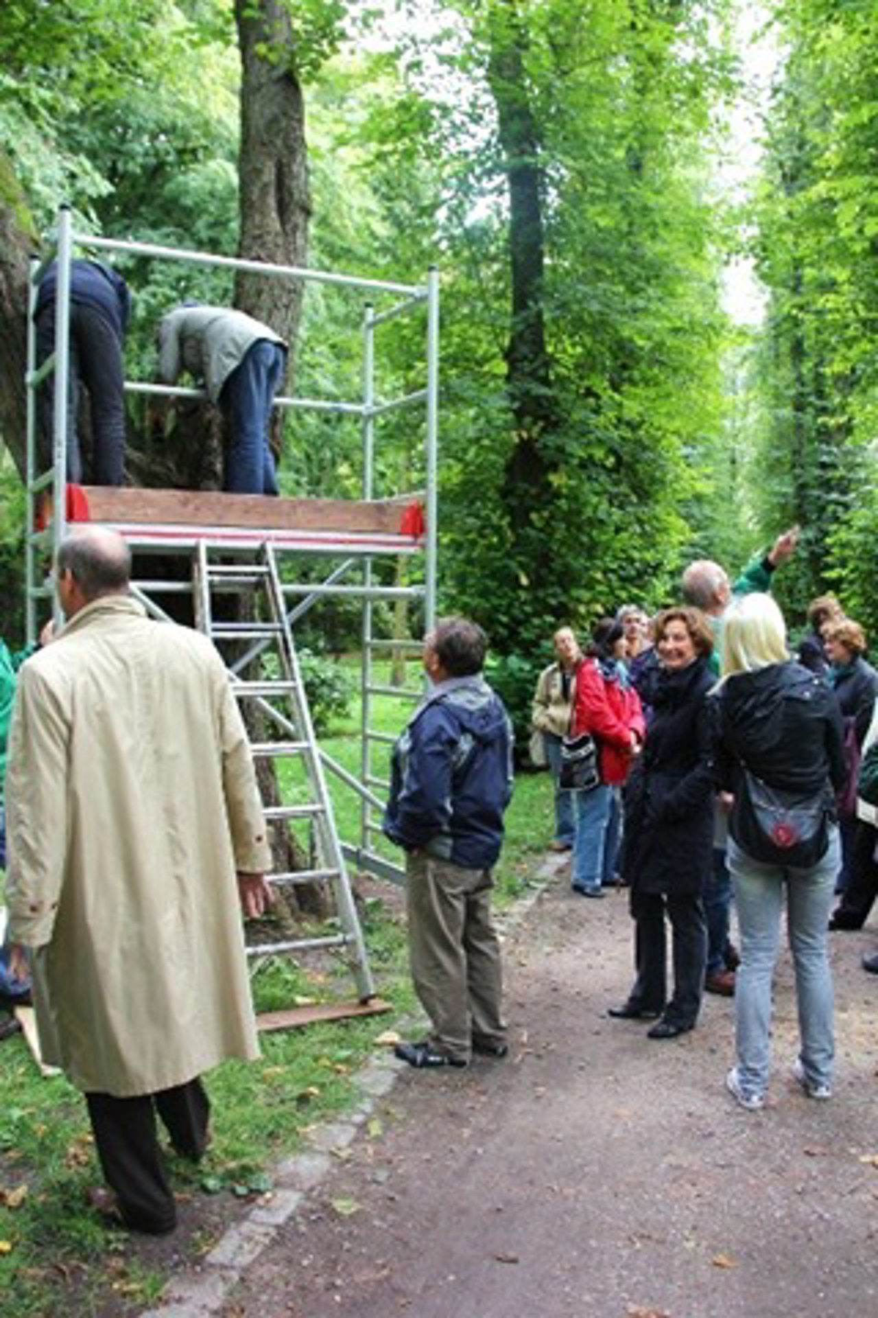 Grünflächenbereisung im Lindenpark (Suchbild)