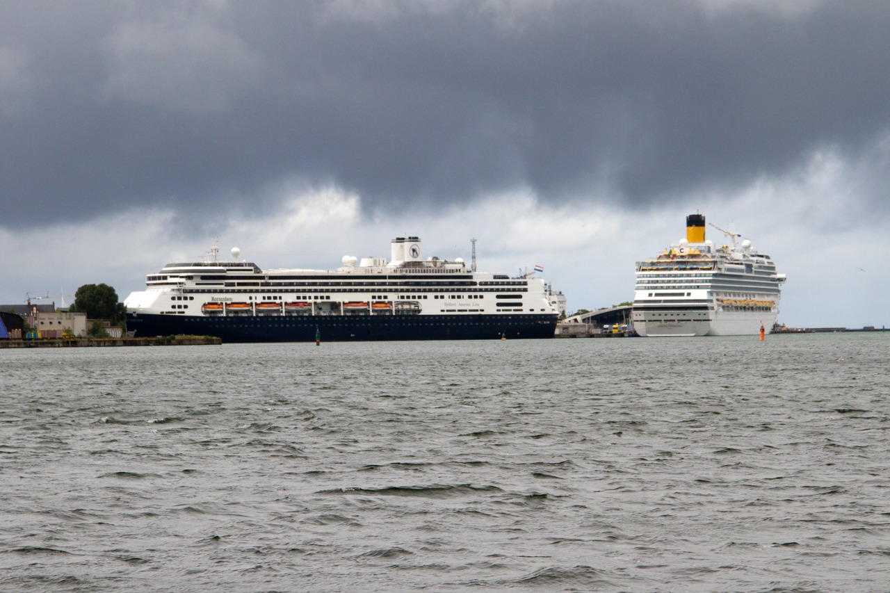 Doppelanlauf im Kreuzfahrthafen in Warnemünde