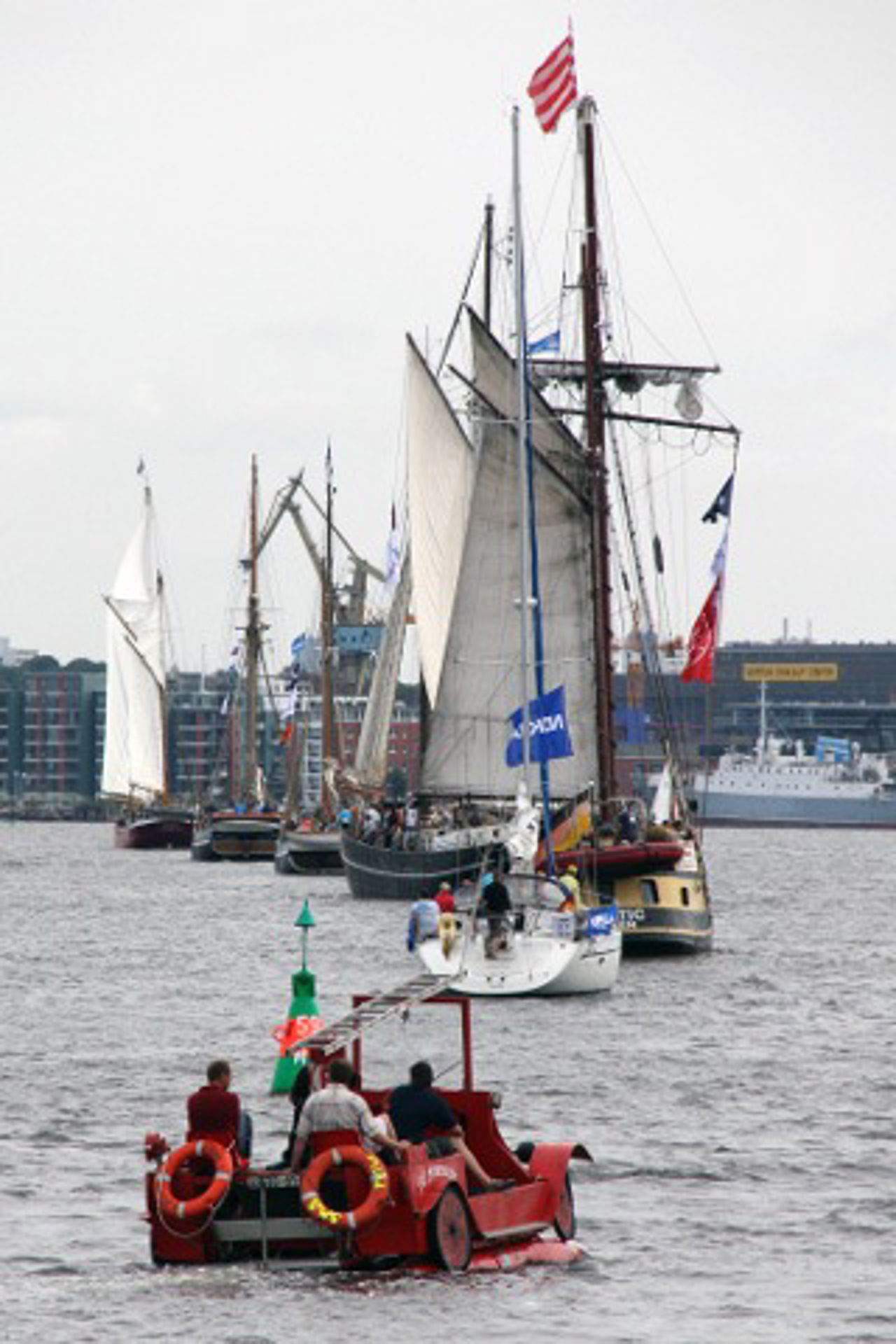 Feuerwehrautoboot bei der Hanse Sail 2010