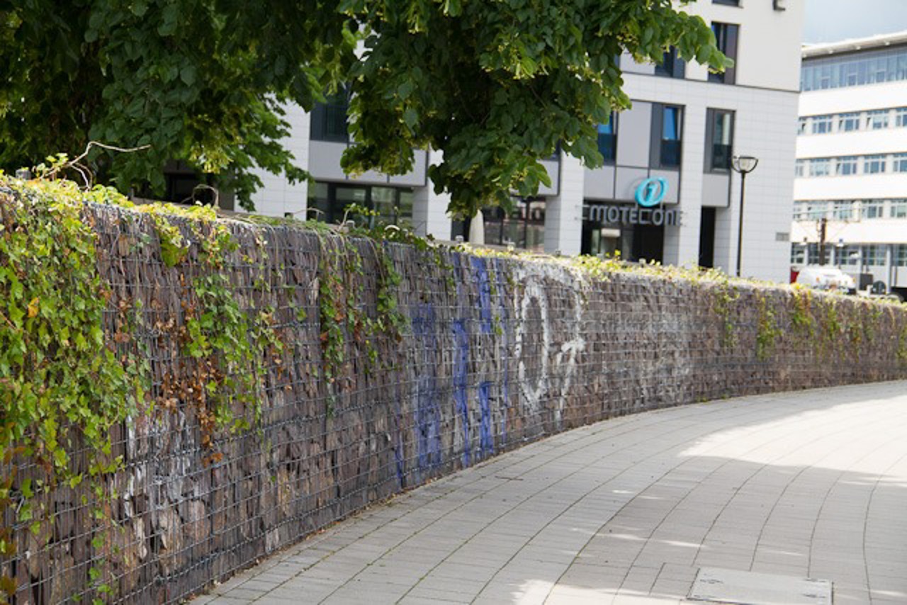 Bei der Anti-Graffit-Mauer am Kröpeliner-Tor-Vorplatz hat sich die Wirkung noch nicht so richtig entfaltet.