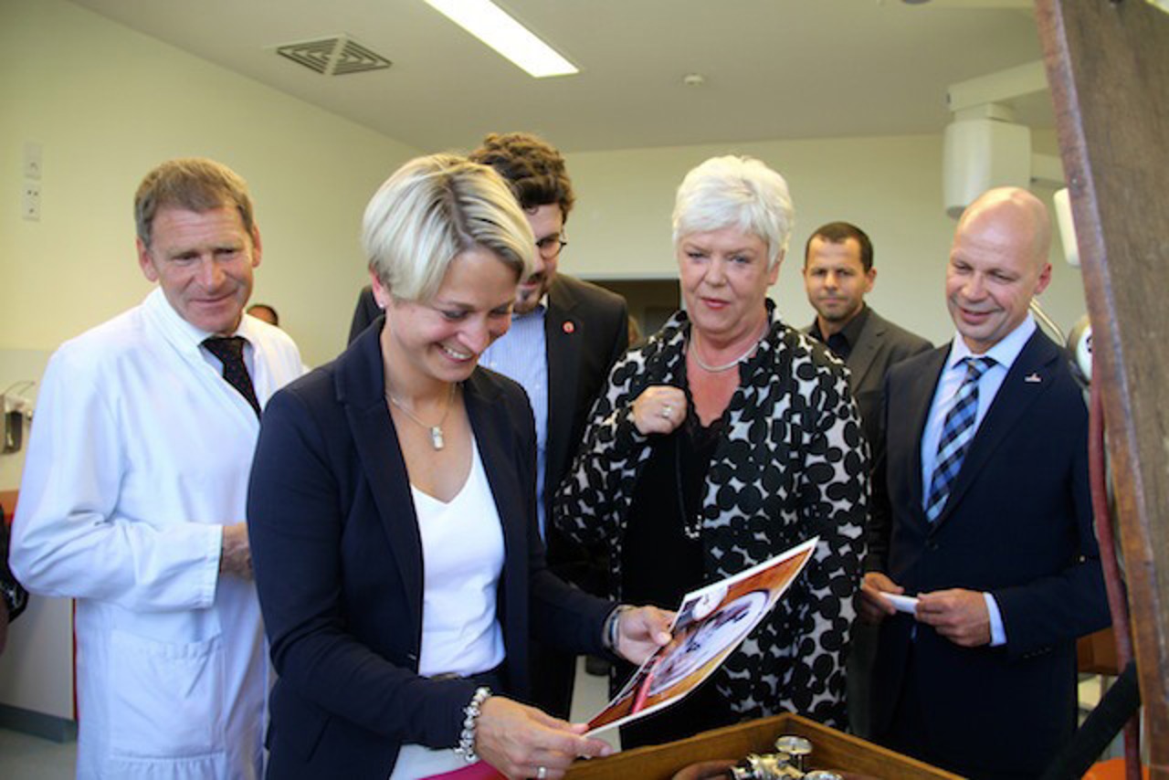 Prof. Dr. Hans-Christof Schober, Sozialministerin Birgit Hesse, Verwaltungsdirektorin Renate Fieber und Finanzsenator Dr. Chris Müller beim Eröffnungsrundgang der neuen Intensivüberwachungsstation am Klinikum Südstadt