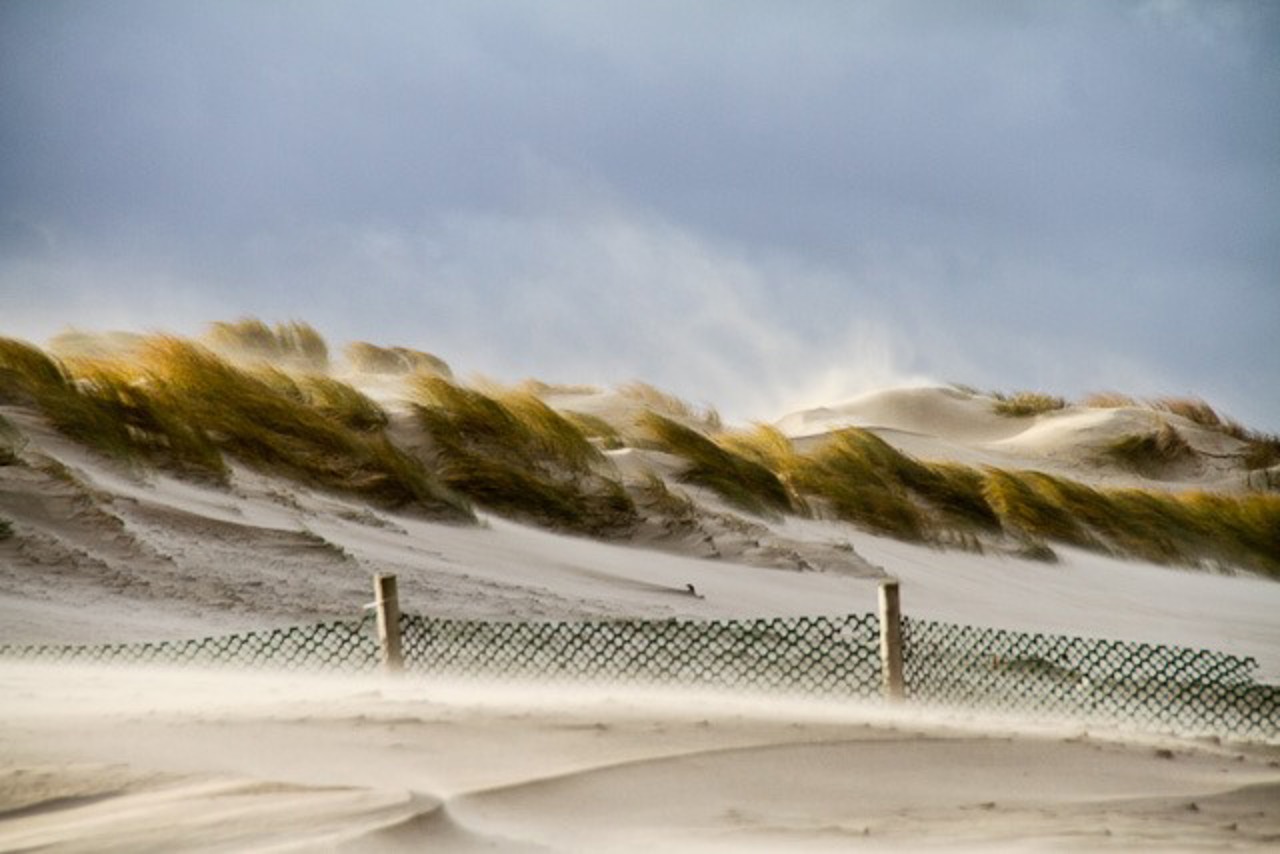 Nach dem Sturm bleibt vermutlich nur Kies am Strand, während der Sand in den Straßen liegt ;-)