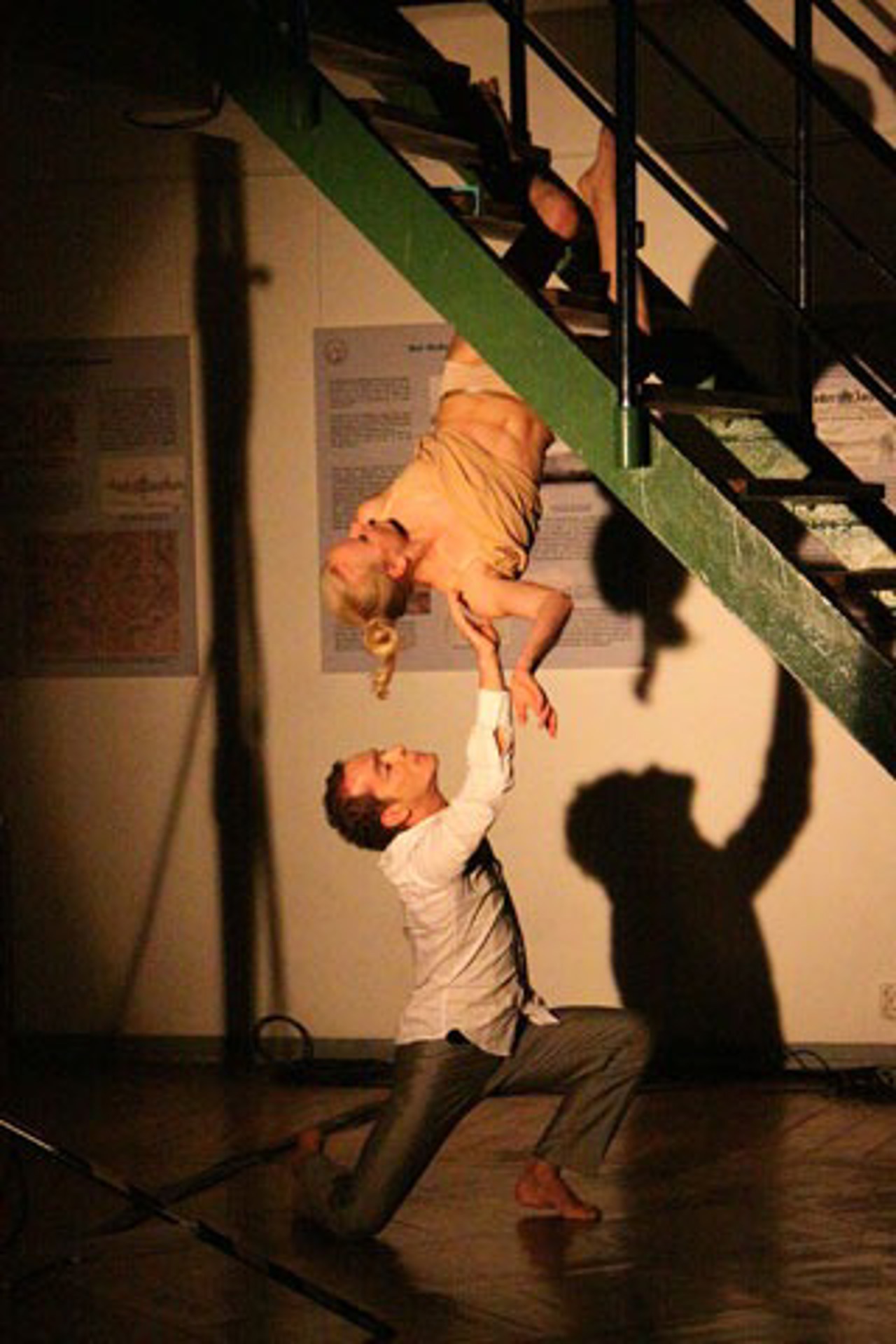 Die Tänzer klettern wie Artisten an der Treppe