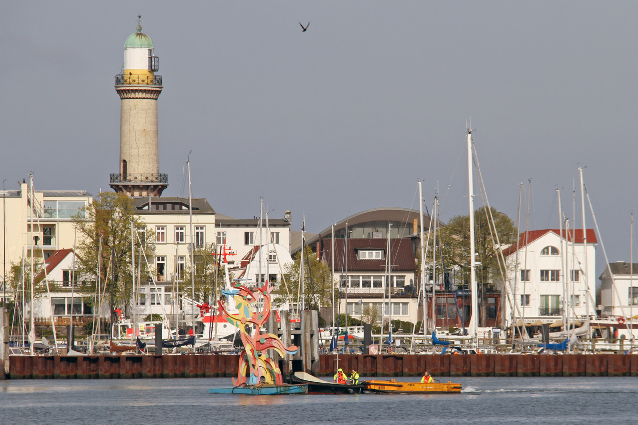 Der ‚heilige‘ Felix verabschiedet sich aus Warnemünde ...