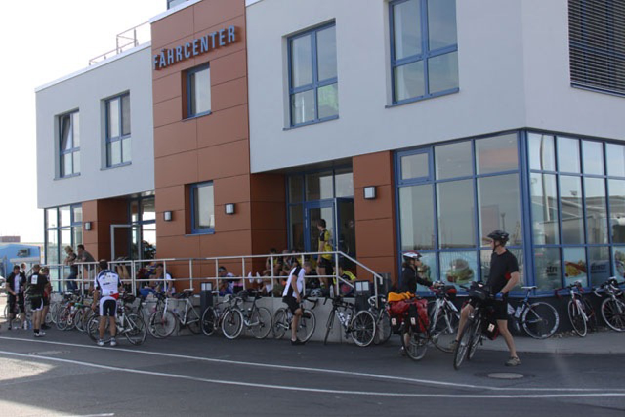 Radrennen von Berlin nach Kopenhagen: Zwischenstopp im Fährcenter Rostock: Die ersten Ankömmlinge ruhen sich noch etwas aus