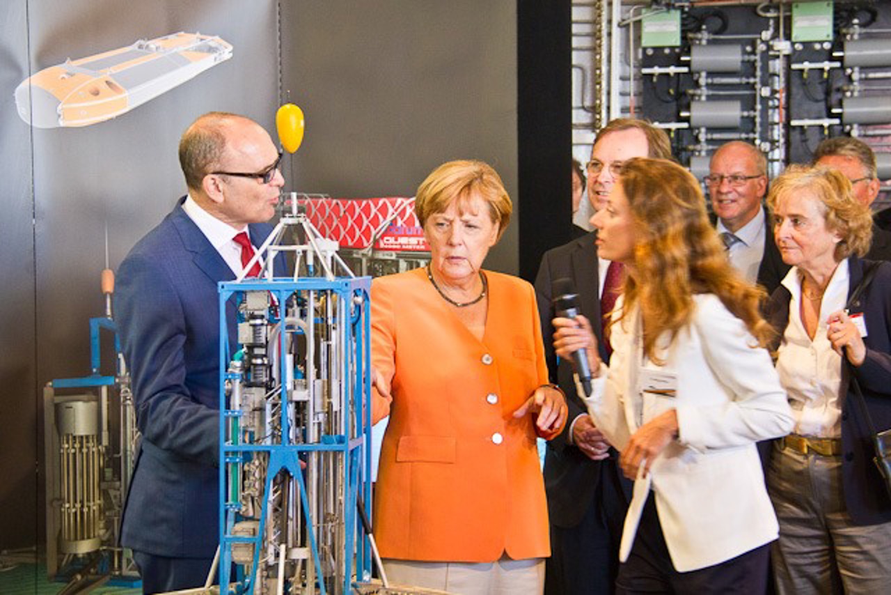 MVs Ministerpräsident Erwin Sellering und Angela Merkel lassen sich ein Meeresboden-Bohrgerät erläutern