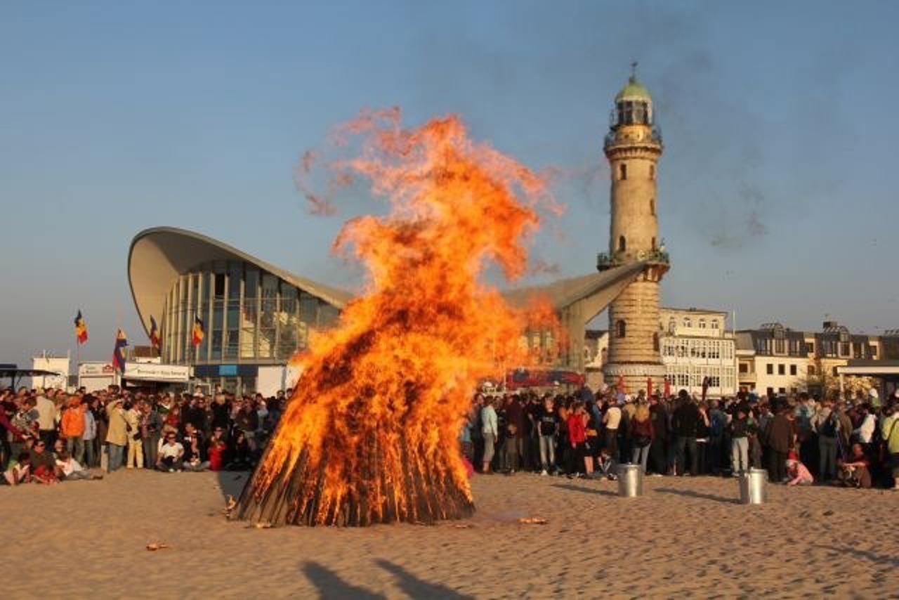 Daumendrücken für schönes Osterwetter wie im letzen Jahr am Strand von Warnemünde