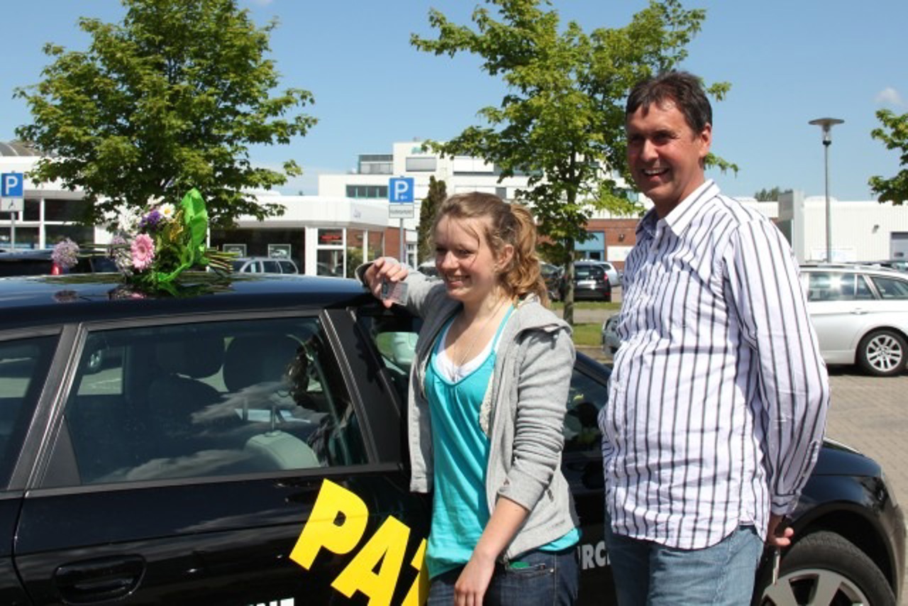 Paula Schmidt mit Fahrlehrer Sven Patzer