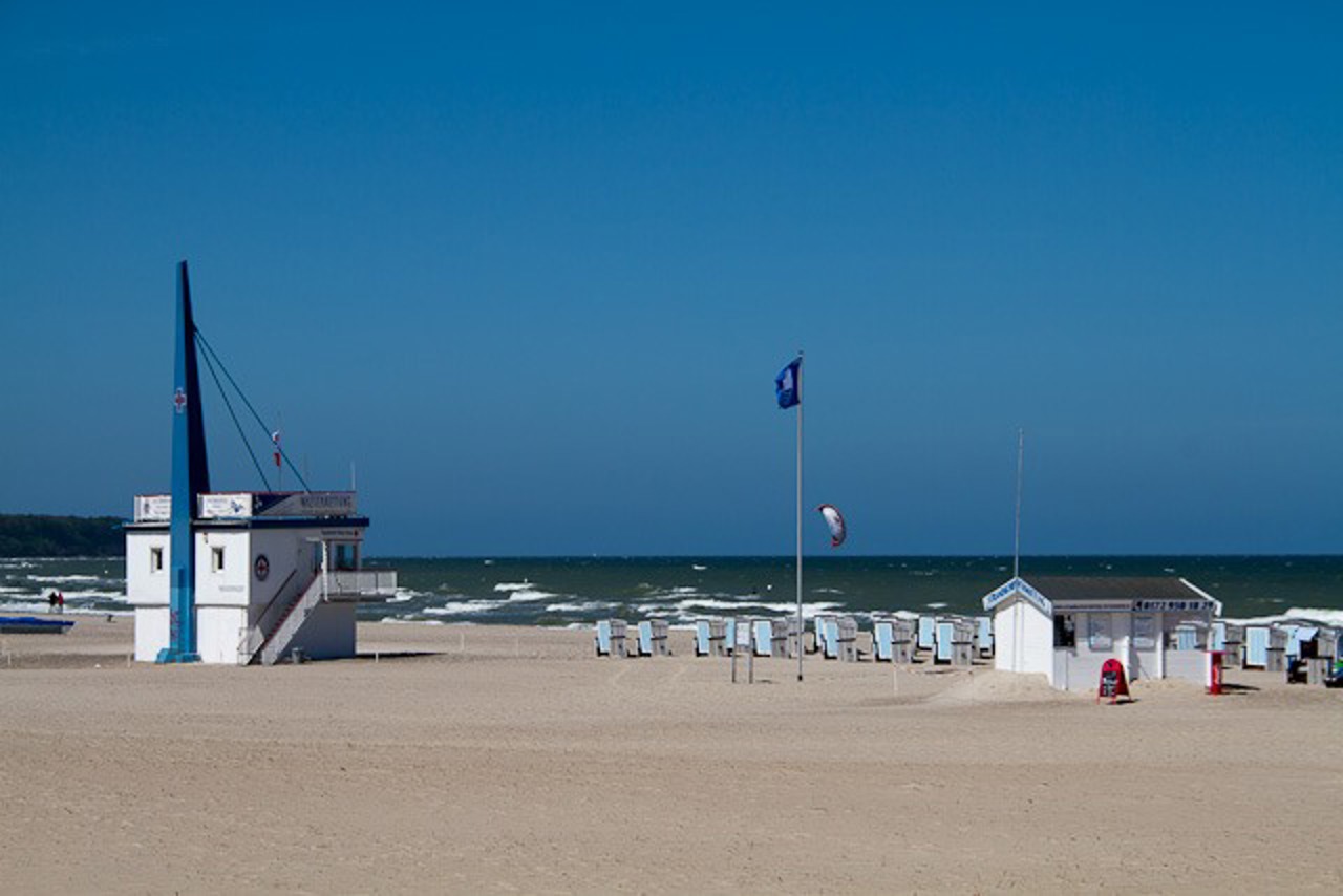 Die Blaue Flagge in Warnemünde zeugt von hoher Wasserqualität, Sauberkeit und Sicherheit am Strand