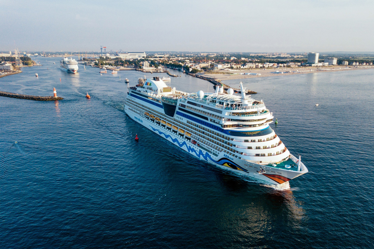 In Formation liefen die Kreuzfahrtschiffe „AIDAmar“ und „AIDAbella“ am Abend gemeinsam aus Rostock-Warnemünde aus (Foto: AIDA Cruises/Felix Gänsicke)