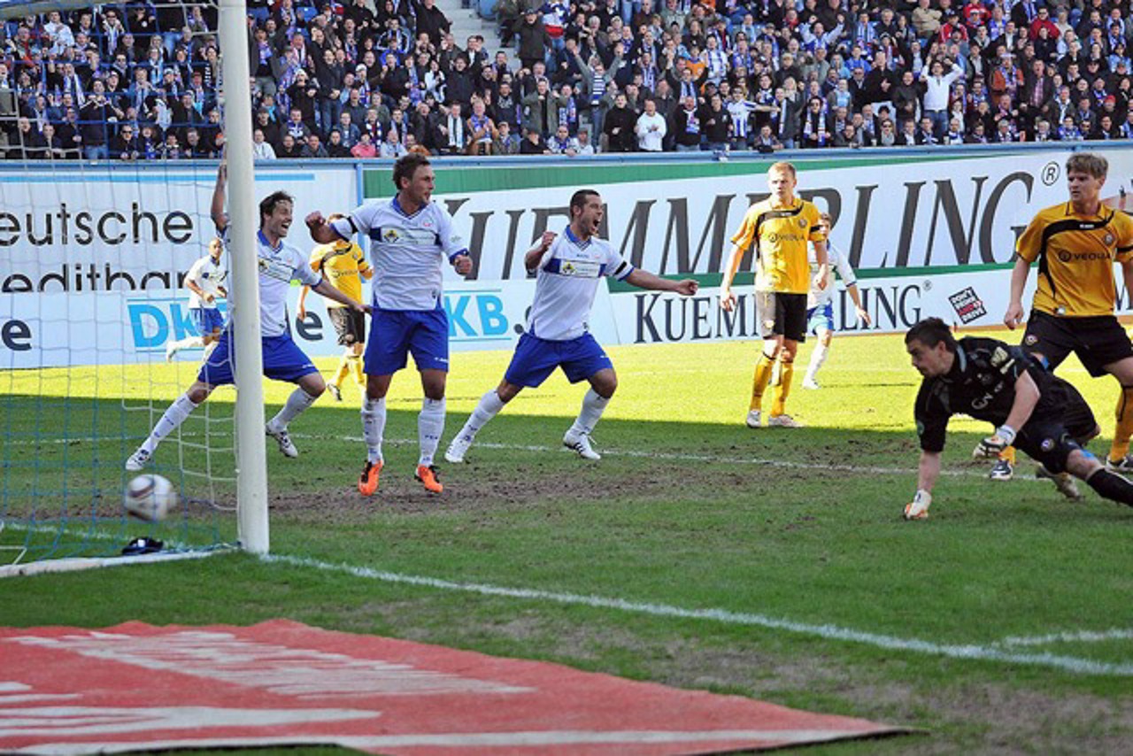 Robert Müller erzielt das Siegtor für den FC Hansa Rostock gegen Dynamo Dresden