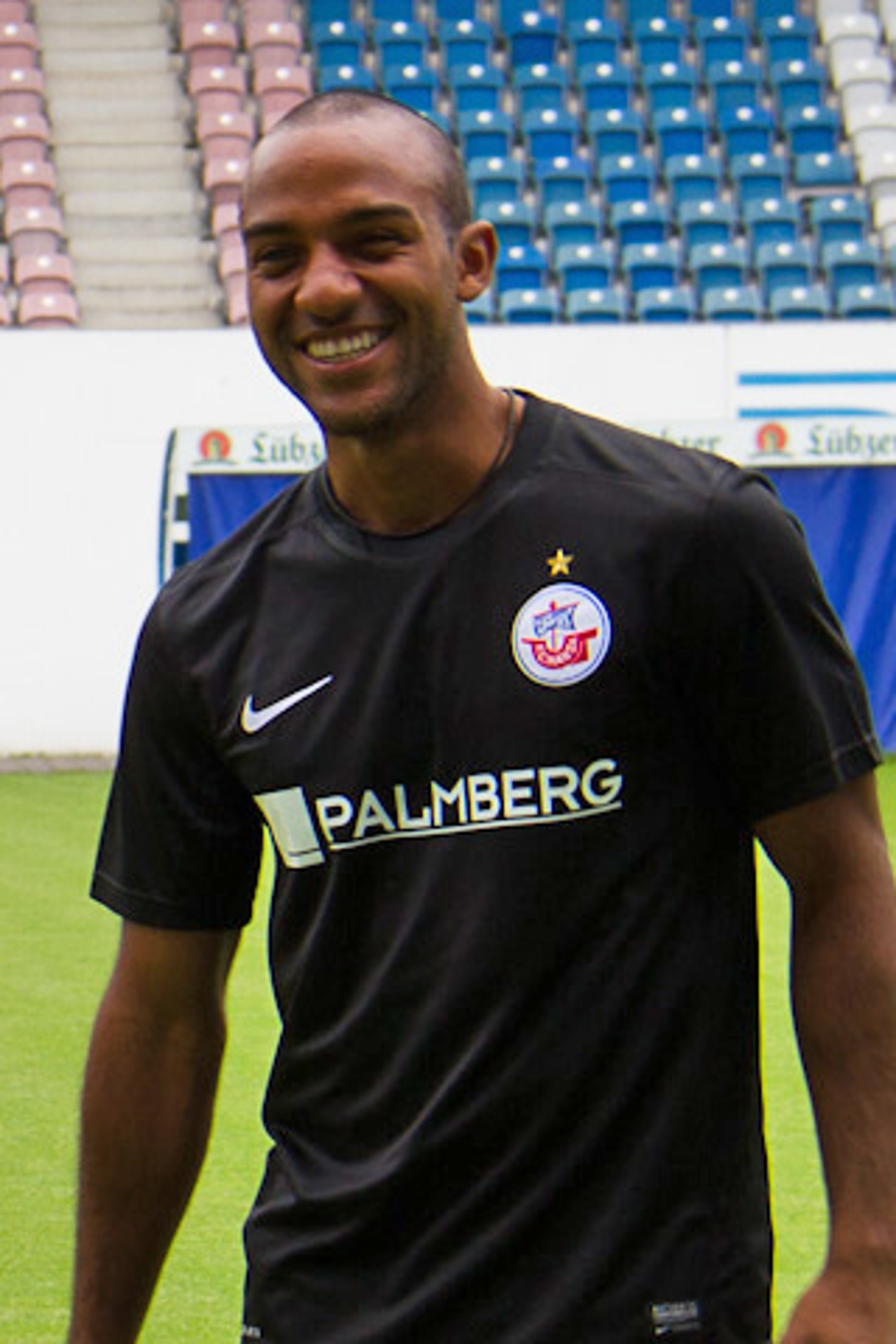 Mohammed Lartey zeigt das neue Auswärtstrikot von Hansa Rostock für die Saison 2012/2013