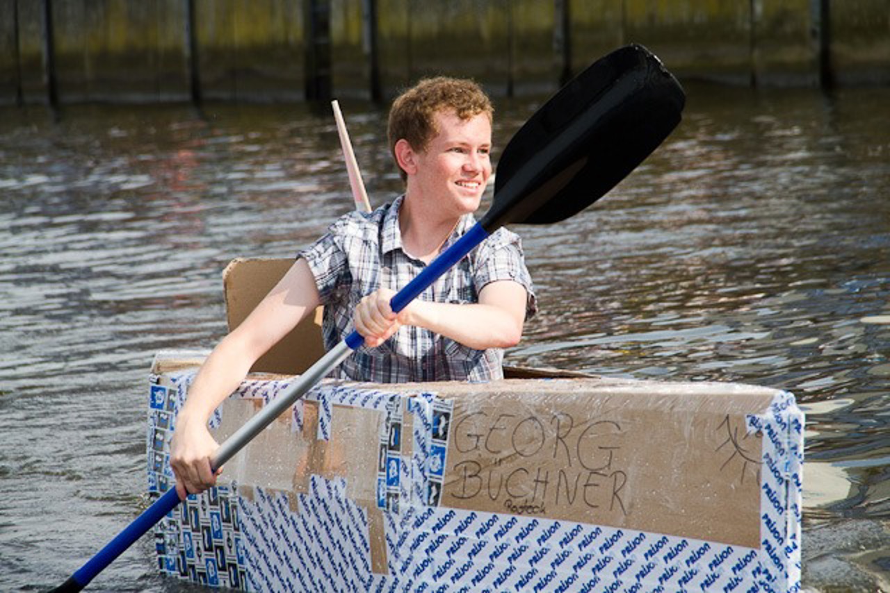 Diesmal geht die "Georg Büchner" nicht unter. Paul vom Swimming Team steuert das Pappboot auf Platz 4.