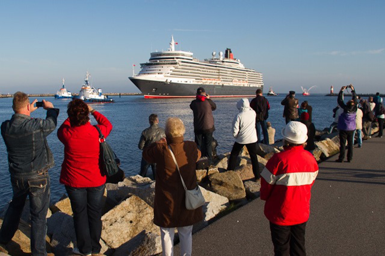 Tausende Schaulustige begrüßen die Queen Elizabeth am frühen Morgen auf den Molen in Warnemünde