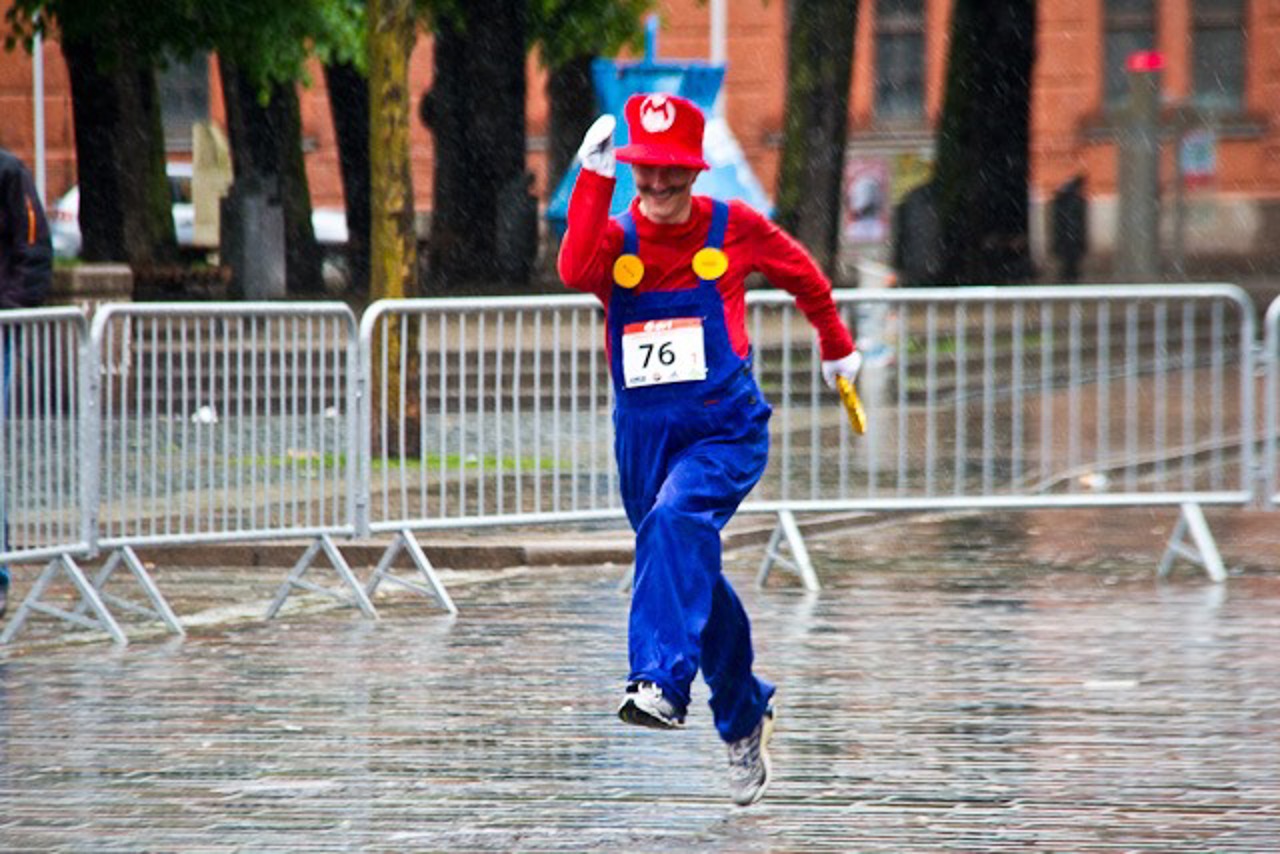 Leichtfüßig wie im Computerspiel hüpft Super Mario durch die Stadt und lässt hier und da auch mal eine Goldmünze fallen.
