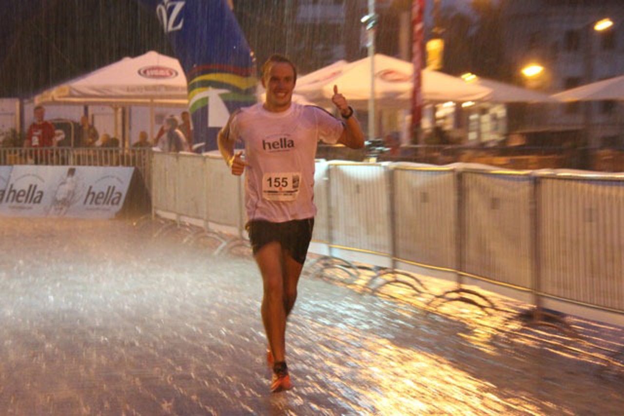 Nils Ischdonat läuft als Dritter durch das Ziel der Marathon Nacht