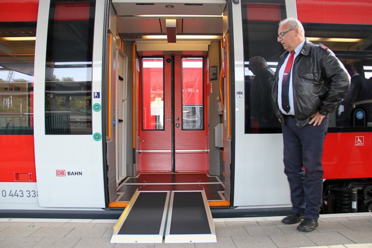 Mit Hilfe der Rampe kommt man auch mit Rollen und Rädern in die Bahn