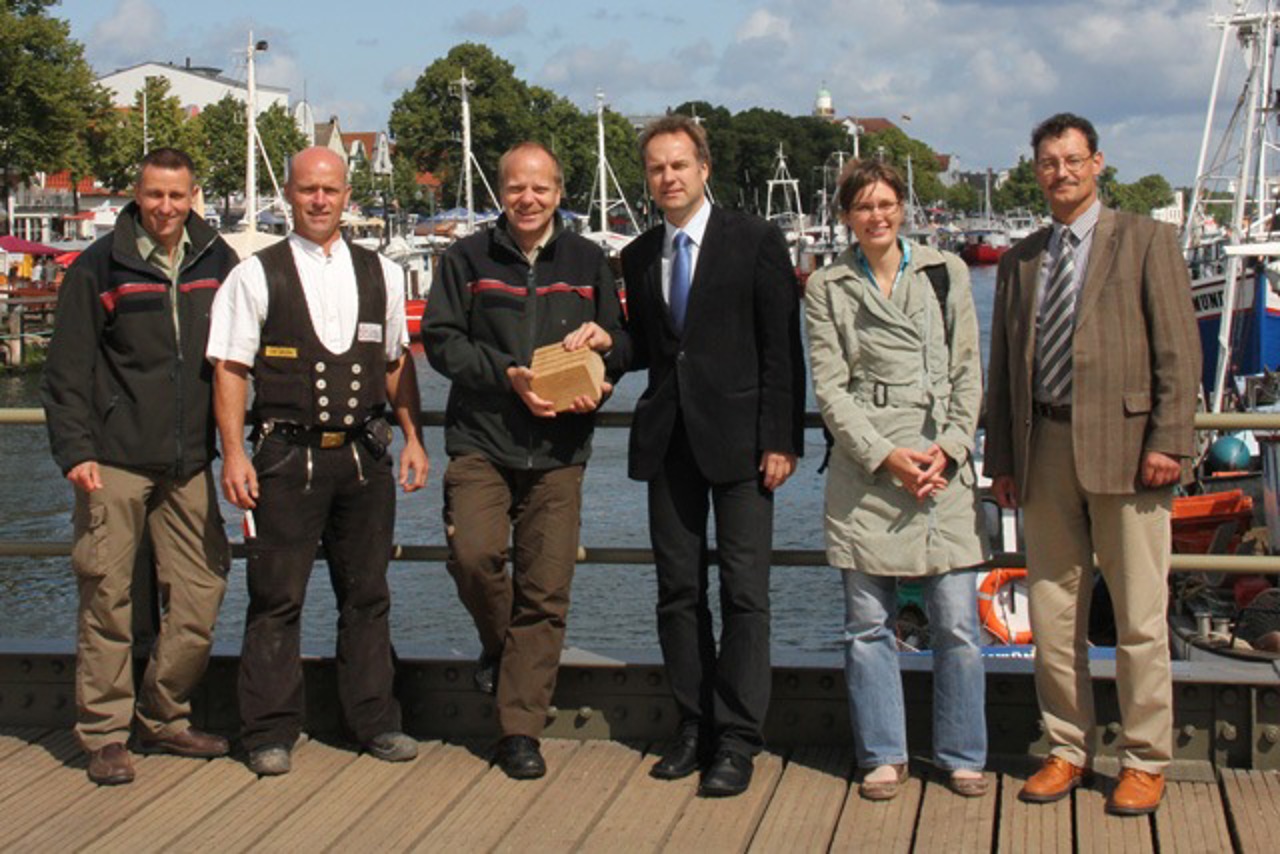 Die Drehbrücke in Warnemünde ist wieder vollständig freigegeben - Sven Ahrens (Stadtforstamt), Olaf Jantzen (Zimmerei Blum), Senator Holger Matthäus, Anja Koch (Tief- und Hafenbauamt) und Heiko Tiburtius (Leiter des Rostocker Tief- und Hafenbauamtes)