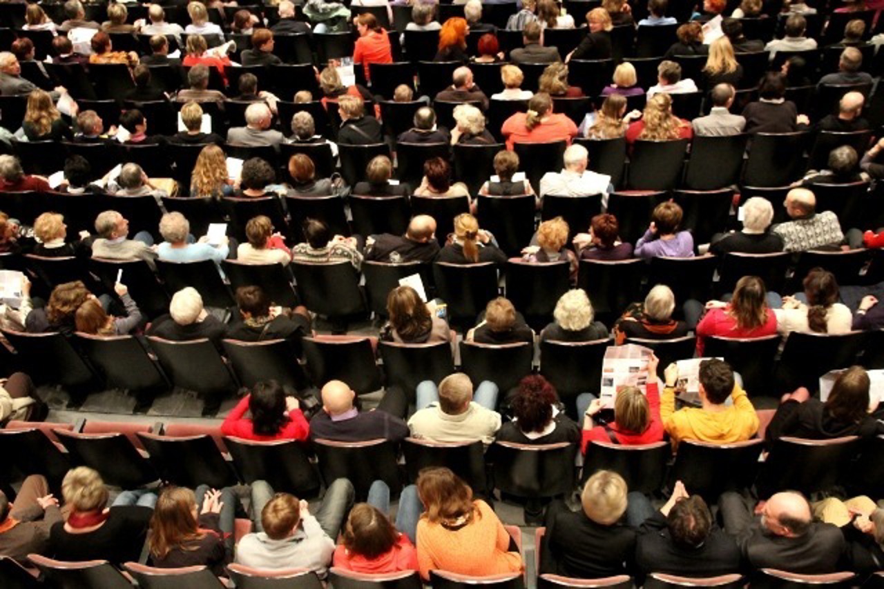 Volle Ränge beim Benefizkonzert im Volkstheater Rostock