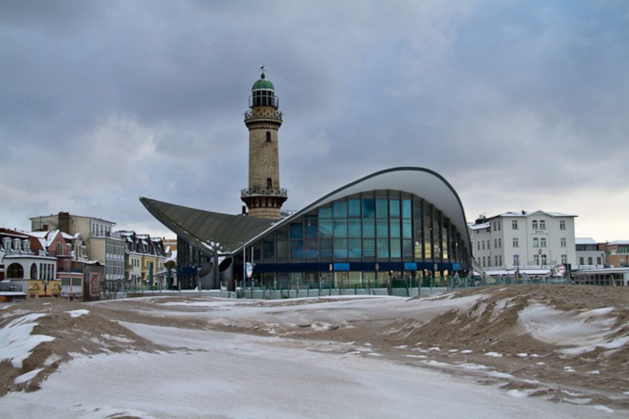 Warnemünder Leuchtturm und Teepott im Winter