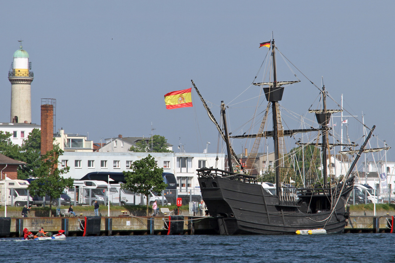 „Nao Victoria“ vor dem Warnemünder Leuchtturm