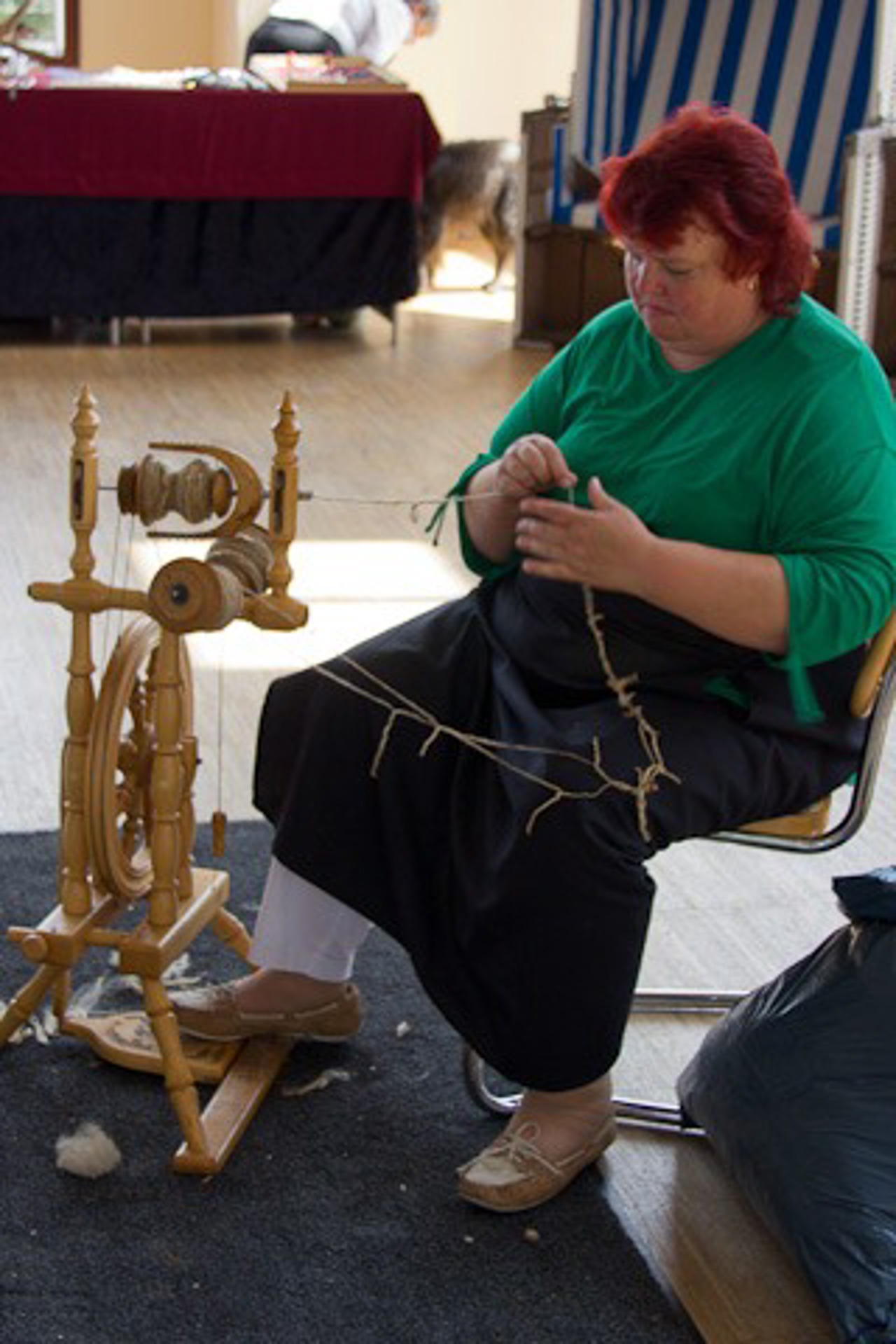 Petra Langschwager ("Wolllotti") spinnt reine Schafswolle