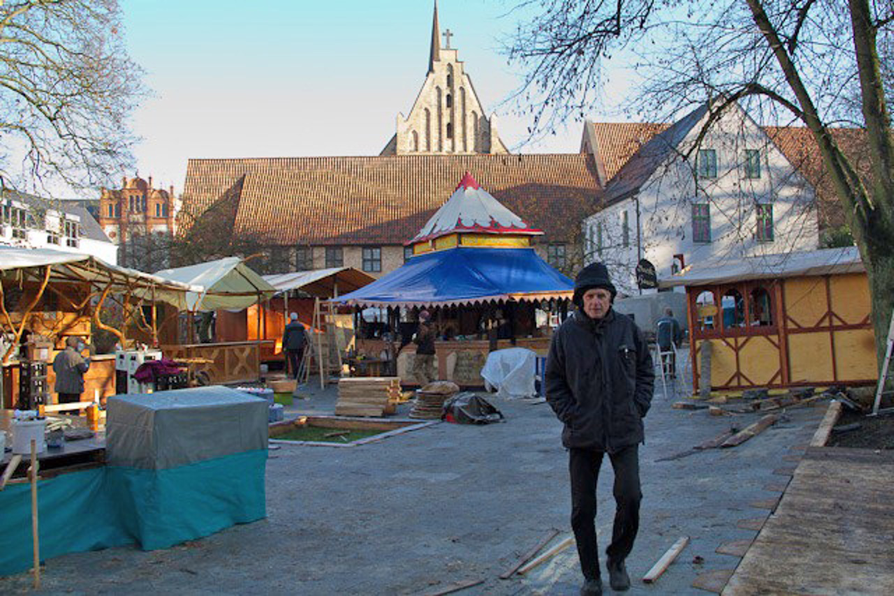 Ulrich Keil, Chef des historischen Weihnachtsmarktes, geht über die Baustelle im Klostergarten. Kunststoffplatten sollen das Gelände vorm Absaufen - wie im letzten Jahr - schützen.