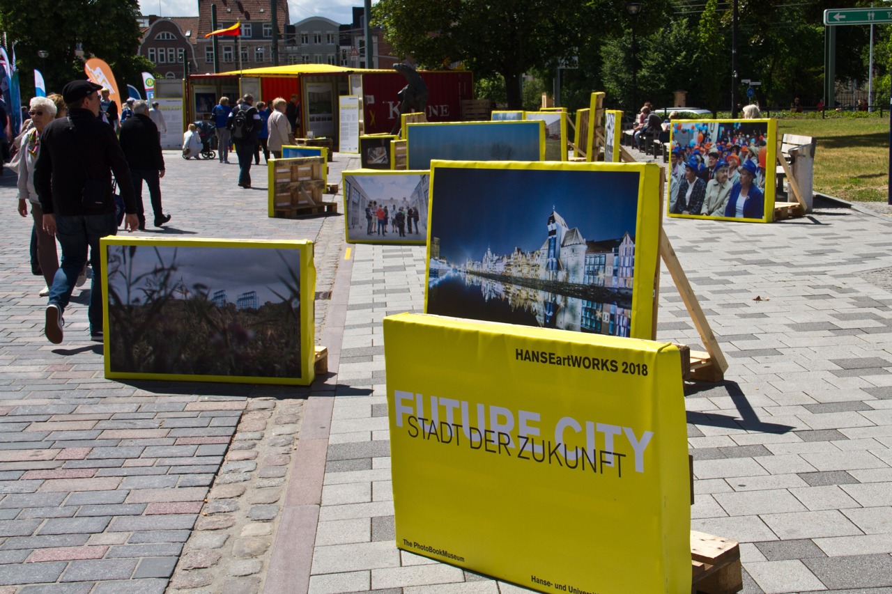 Die Fotoausstellung „Stadt der Zukunft“ bietet nicht nur einen Blick zurück in die Hansezeit, sondern auch nach vorn.