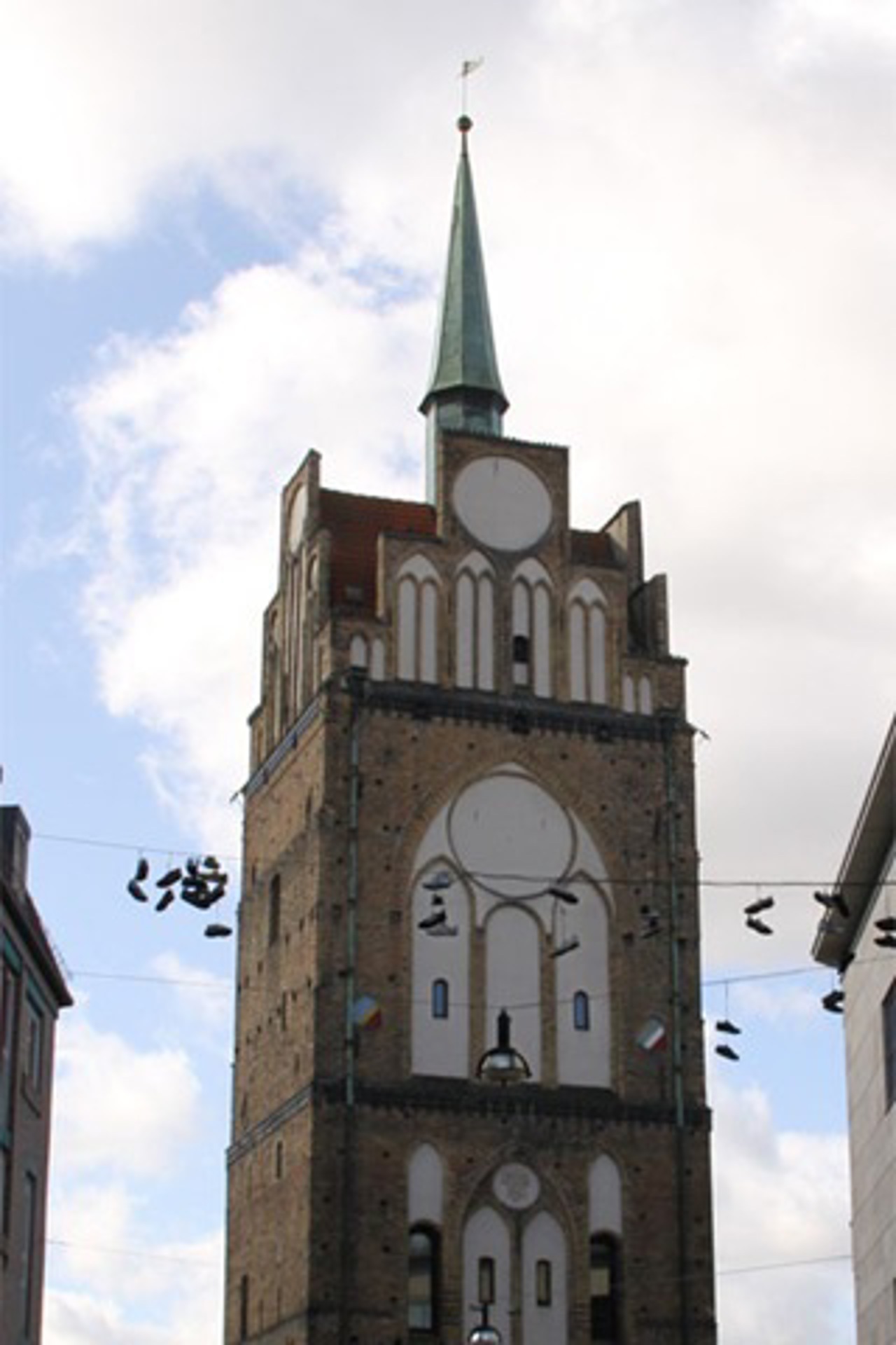 Baumelnde Schuhe vorm Kröpeliner Tor in Rostock