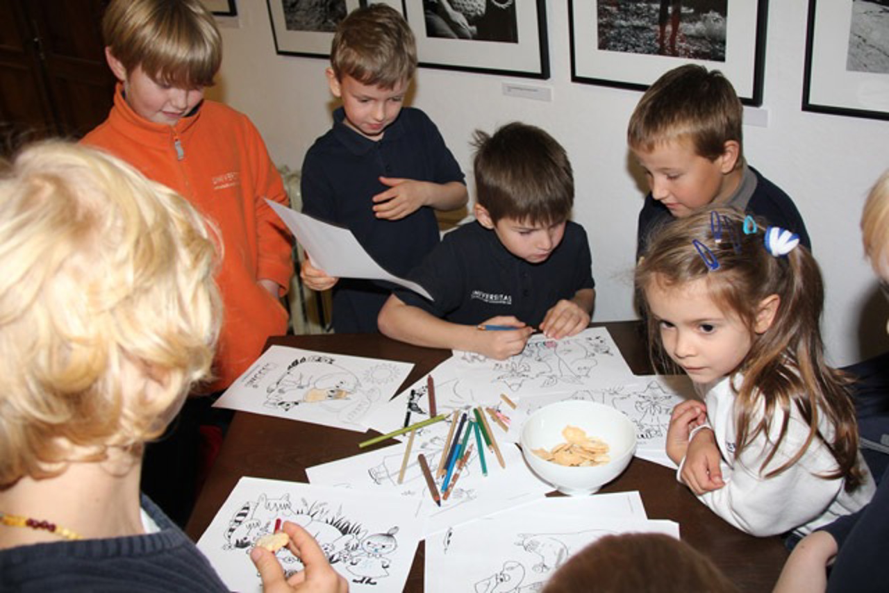 Kinder der Privatschule Universitas in der Mumin-Ausstellung im Literaturhaus Rostock