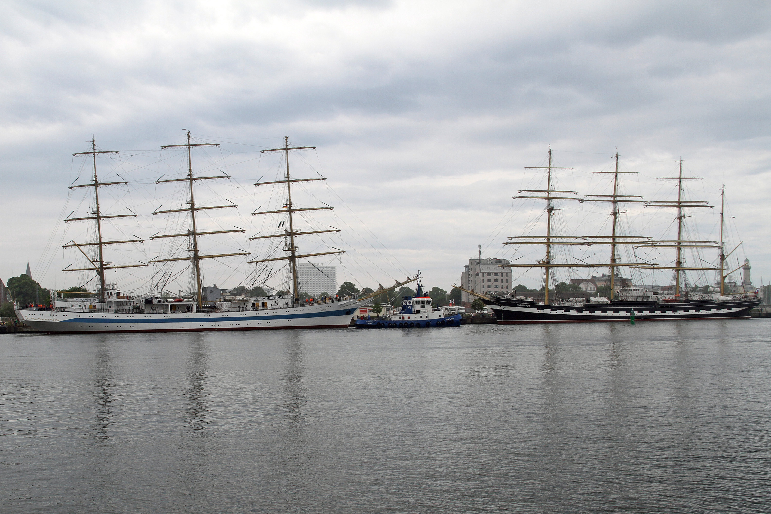 Windjammer „Mir“ (links) und „Krusenstern“ am Passagierkai Warnemünde