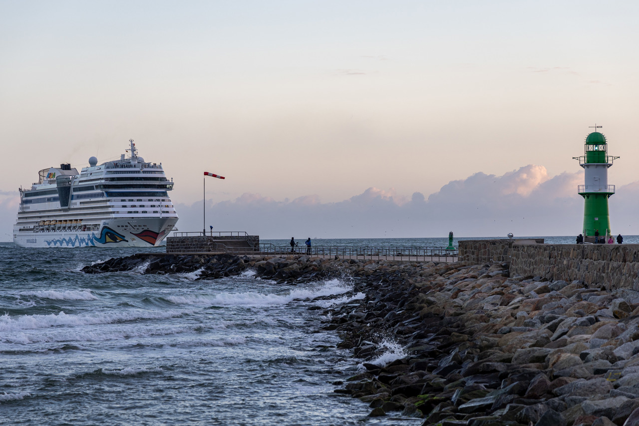 Böiger Wind aus West heute Morgen beim Einlaufen der AIDAmar im Kreuzfahrthafen Rostock-Warnemünde