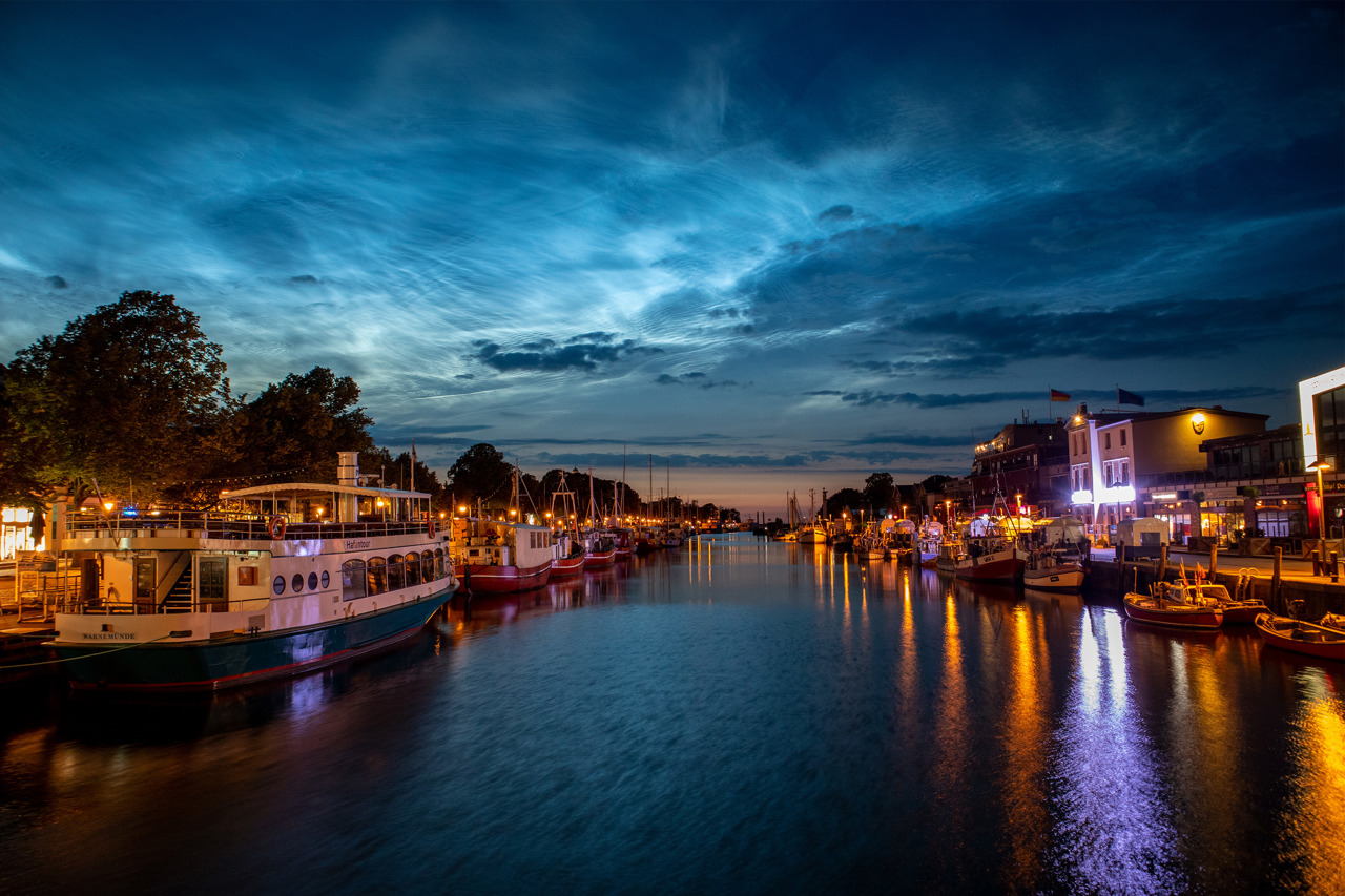 Leuchtende Nachtwolken (NLC) über dem Alten Strom in Warnemünde (21./22. Juni 2019)