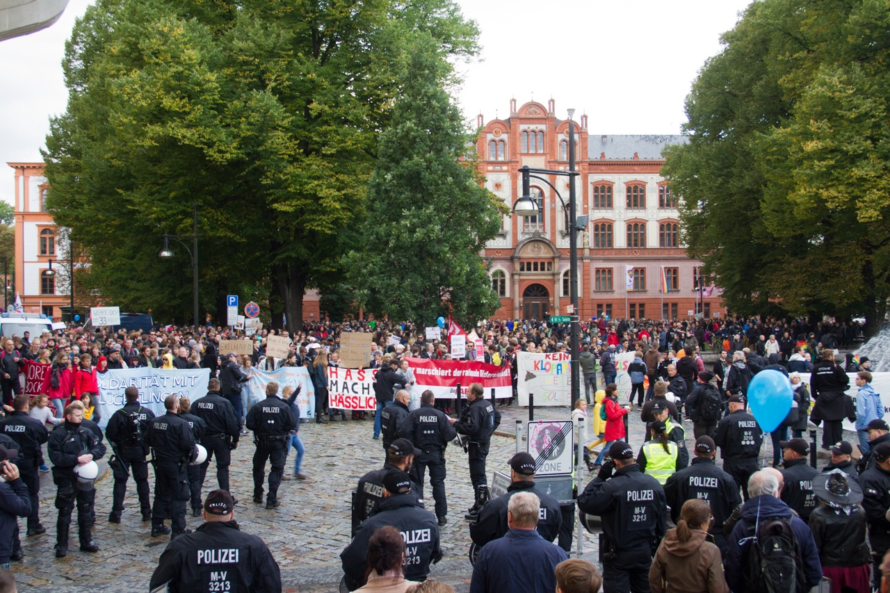 4.000 Menschen demonstrierten gegen die AfD, hier auf dem Universitätsplatz Rostock
