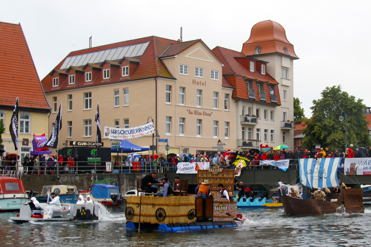 Warnemünder Woche: Waschzuberrennen (Foto: Archiv)
