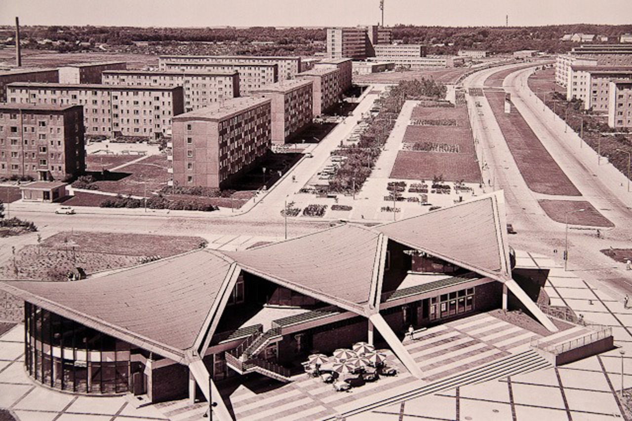 Nicht nur Wohnungen, auch Versorgungseinrichtungen wurden gebaut, wie hier das Kosmos in der Südstadt, das sowohl eine Gaststätte als auch eine Zweigbibliothek enthielt. (Foto: Doris Klützow, 1975; Repro)