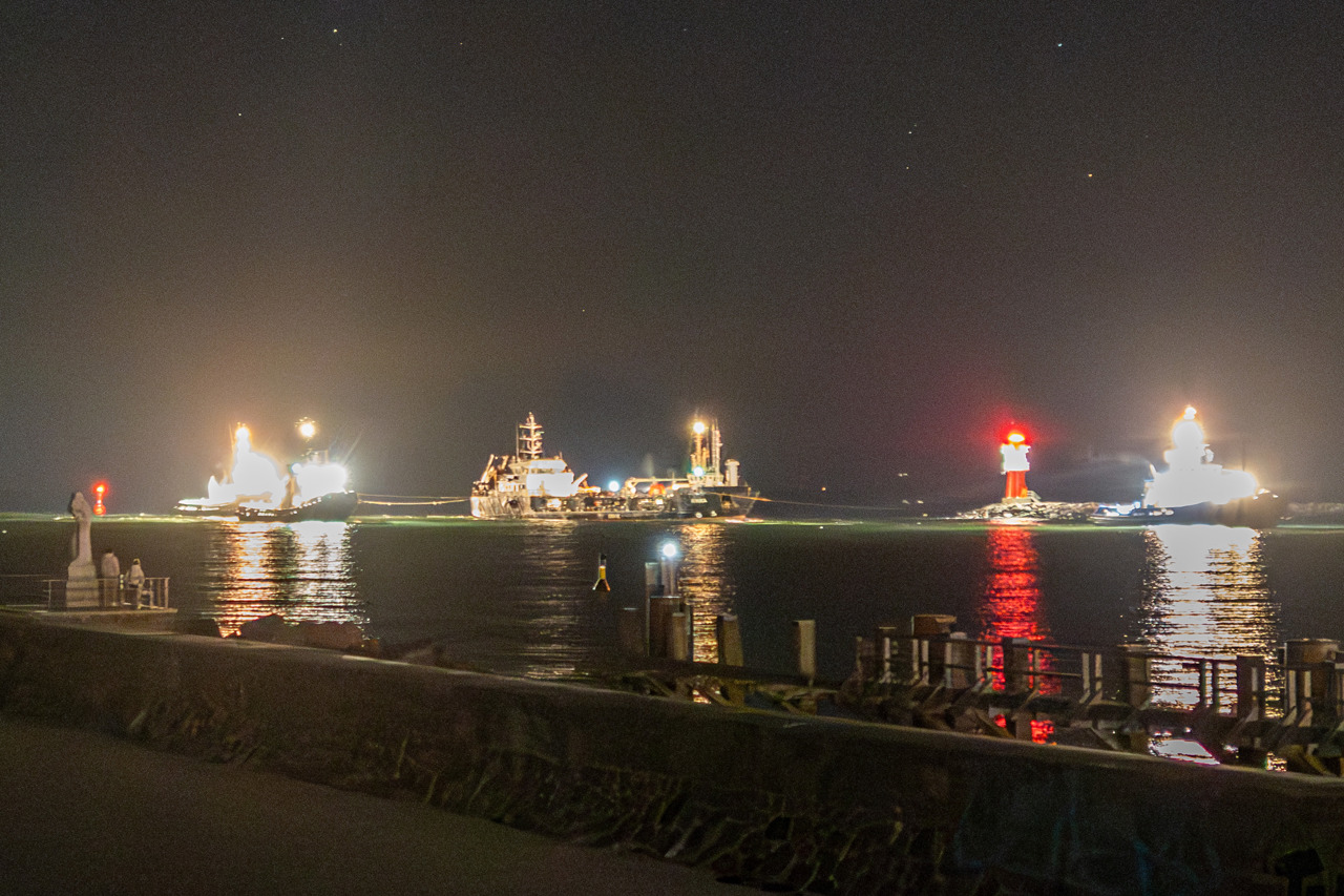 Die Schlepper „Fairplay 20“ und „Multratug 19“ bringen den Tanker „Annika“ zurück in den Seehafen Rostock