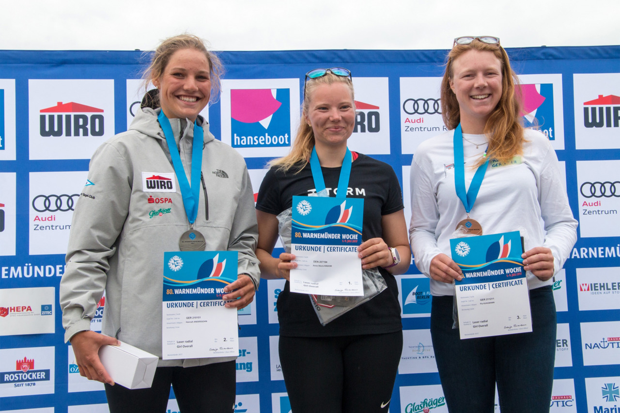 Zwei Teamkameradinnen standen mit Hannah Anderssohn (l.) und Pia Kuhlmann (r.) auf dem Treppchen der Laser Radial - den Sieg holte Anne-Marie Rindom aus Dänemark (Foto: Pepe Hartmann)