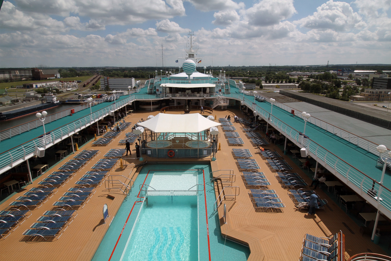 Sonnendeck des Kreuzfahrtschiffes „Monarch“