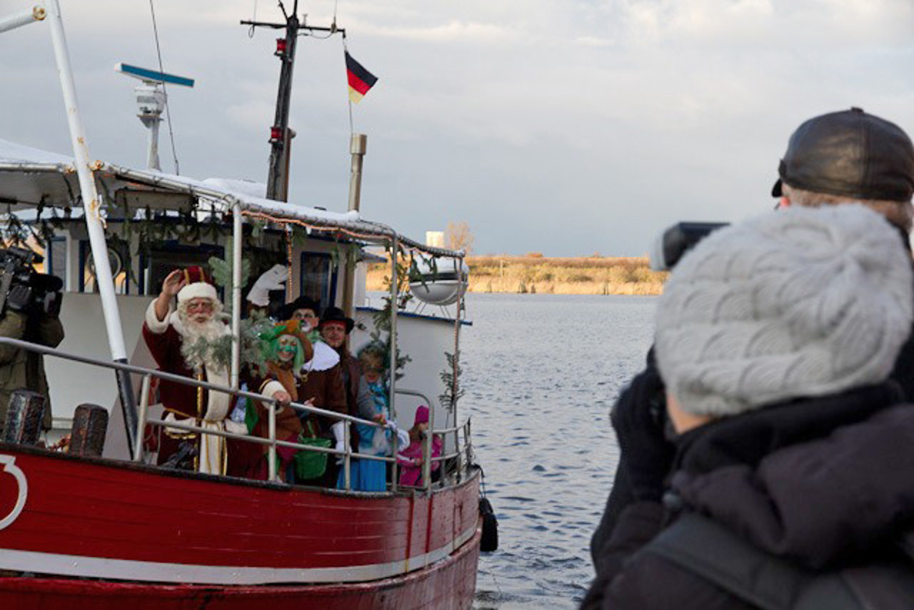 Die Ankunft vom Weihnachtsmann im Stadthafen