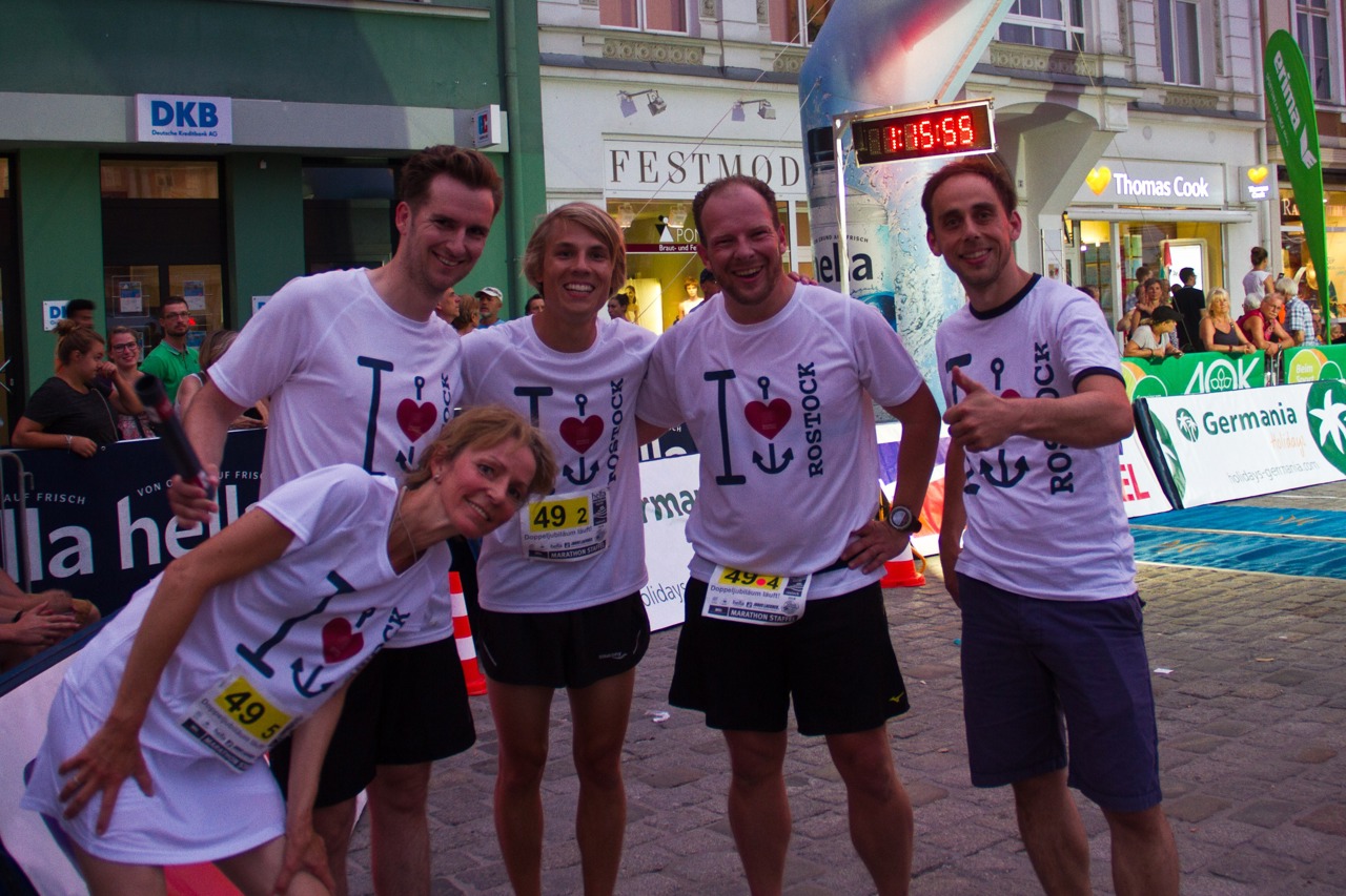 Das nennt sich Timing: Auf Platz 7!!! läuft das Team „Doppeljubiläum läuft“ bei der Marathon Nacht im 800. Gründungsjahr Rostocks. Mit dabei: Senator Steffen Bockhahn